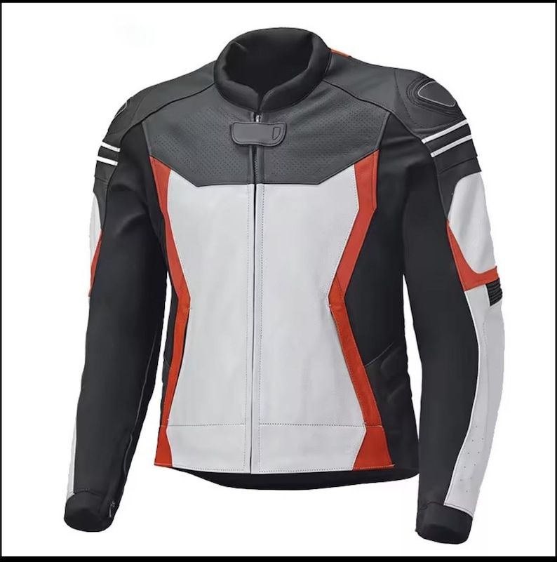 Pode incluir: Uma jaqueta de couro para motociclista branca, preta e laranja com fecho de correr.