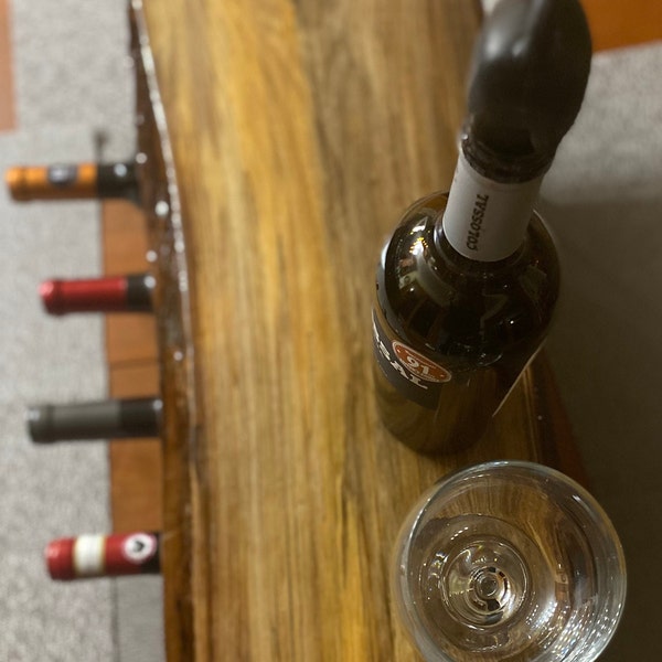 Casier à vin de table pour quatre bouteilles Live Edge avec bois naturel