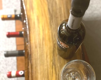Live Edge Tabletop Weinregal für vier Flaschen mit Naturholz