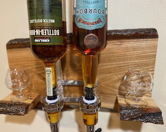 Schnapsspender auf Live Edge Naturrindenholz montiert | Alkohol Spender auf Live Edge | Whisky Spender | Tequila Spender