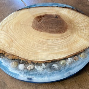 Bandeja giratoria de madera y epoxi con conchas marinas, arena y escena oceánica