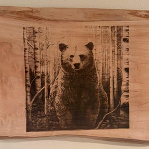 Oso grabado con borde natural en el bosque / Regalo de oso grabado / Arte de pared con oso grabado en el bosque