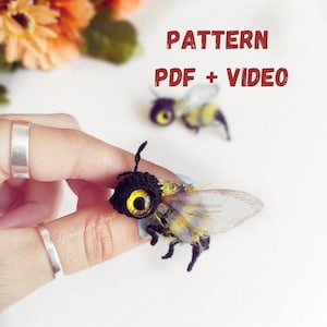 Pattern bee and flowers crochet amigurumi brooch DIY tutorial in English