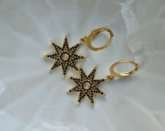 Sternen Hängeohrringe in schwarz und gold-farben, Ohrringe Hängend mit Sternenmotiv als Geschenk für Freundin, rockiger Schmuck, Weihnachten