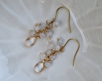 Weiße Braut Hängeohrringe mit kleinen Perlen Gold-farben, Brautschmuck mit Perlen, Hochzeitsschmuck, Ohrring Hängend, Tropfen Perlen Schmuck