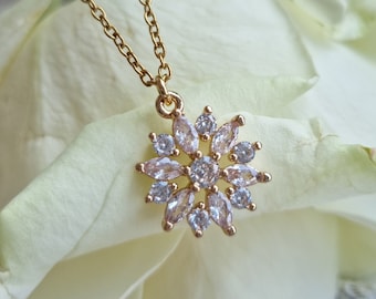 Funkelnde Blumen Halskette in gold-farben mit Zirkoniasteinchen - Florale auffällige Kette, passend als Geschenk für Freundin oder Mutter