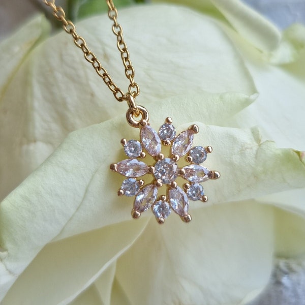 Funkelnde Blumen Halskette in gold-farben mit Zirkoniasteinchen - Florale auffällige Kette, passend als Geschenk für Freundin oder Mutter