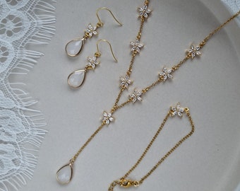 Braut Schmuckset mit Zirkonia Blumen und Tropfen gold-farben, Weiße Ohrringe Hängend, Armband, große Kette, Brautschmuck, Schmuck Hochzeit