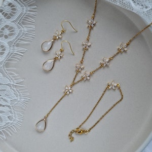 Braut Schmuckset mit Zirkonia Blumen und Tropfen gold-farben, Weiße Ohrringe Hängend, Armband, große Kette, Brautschmuck, Schmuck Hochzeit Bild 1