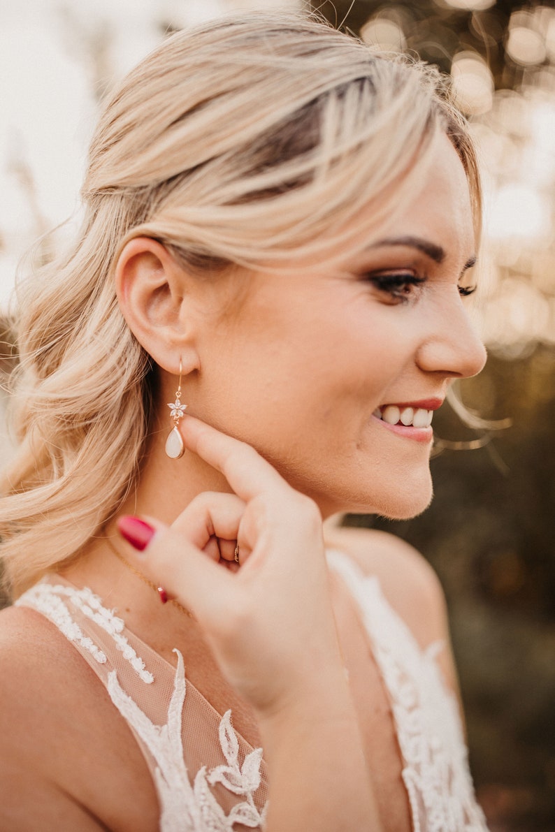 Braut Schmuckset mit Zirkonia Blumen und Tropfen gold-farben, Weiße Ohrringe Hängend, Armband, große Kette, Brautschmuck, Schmuck Hochzeit Bild 2