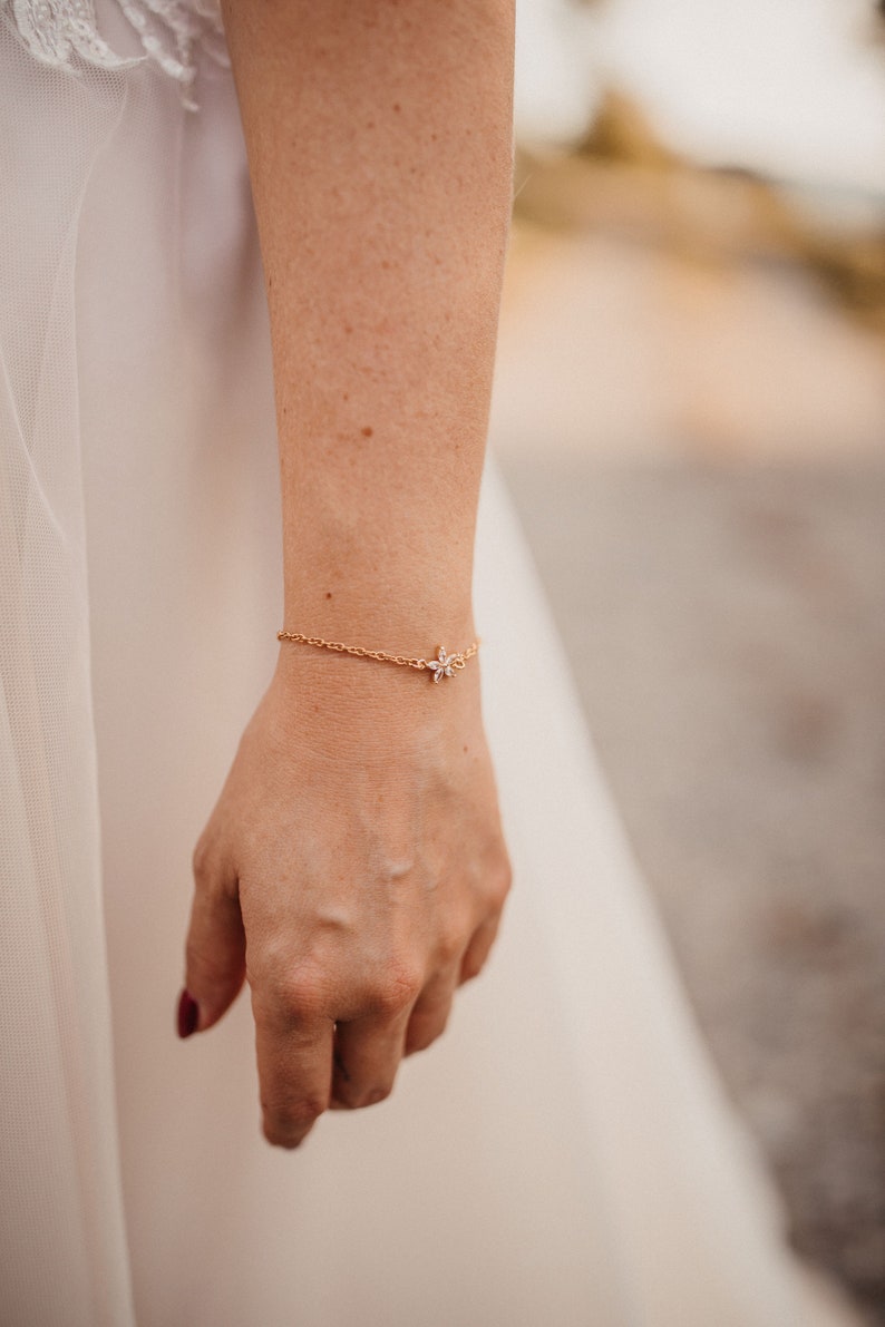 Braut Schmuckset mit Zirkonia Blumen und Tropfen gold-farben, Weiße Ohrringe Hängend, Armband, große Kette, Brautschmuck, Schmuck Hochzeit Bild 6