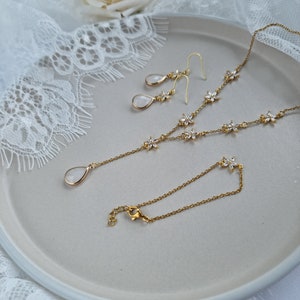 Braut Schmuckset mit Zirkonia Blumen und Tropfen gold-farben, Weiße Ohrringe Hängend, Armband, große Kette, Brautschmuck, Schmuck Hochzeit Bild 9