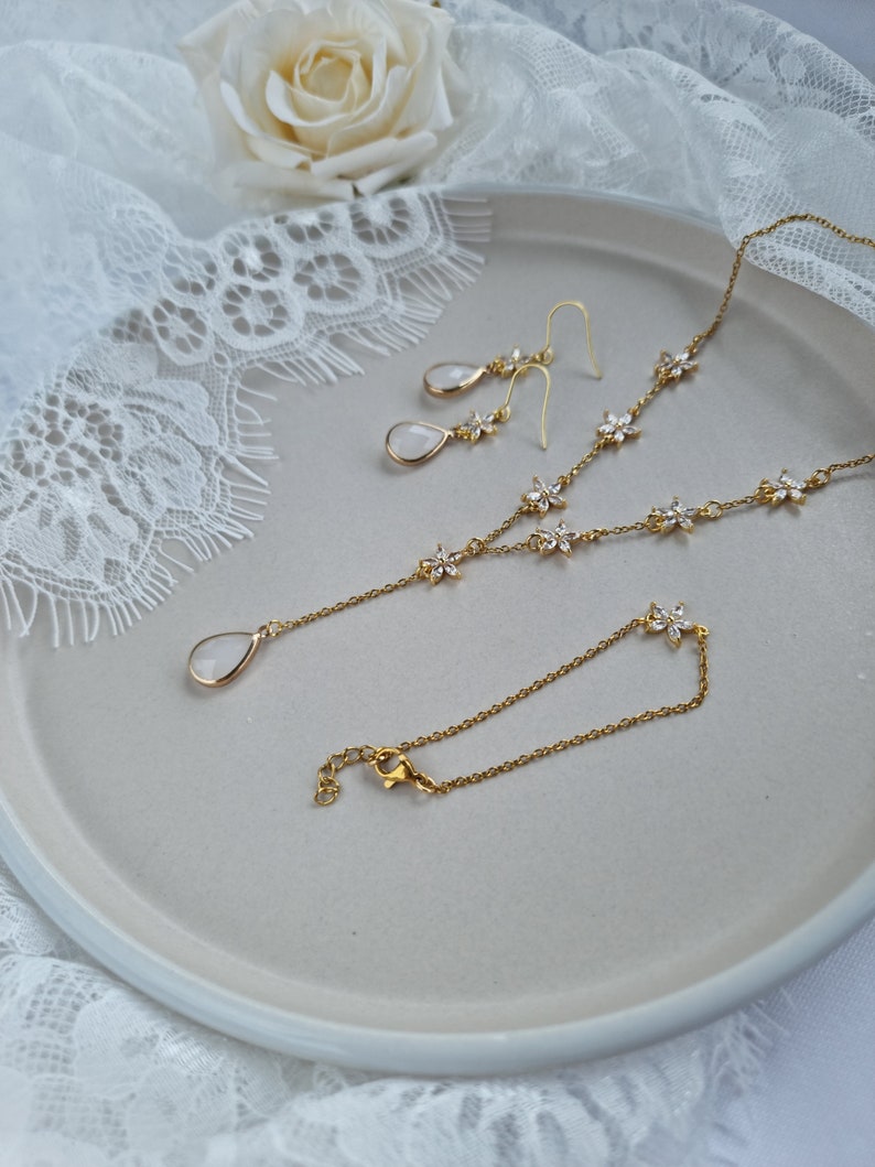 Braut Schmuckset mit Zirkonia Blumen und Tropfen gold-farben, Weiße Ohrringe Hängend, Armband, große Kette, Brautschmuck, Schmuck Hochzeit Bild 9