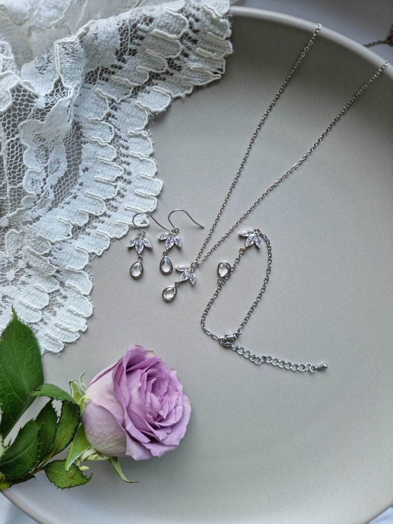 Braut Schmuckset mit Blume und durchsichtigem Tropfen Silber-farben Hängende Ohrringe, Armband und Kette, Hochzeitsschmuck, Brautschmuck Set