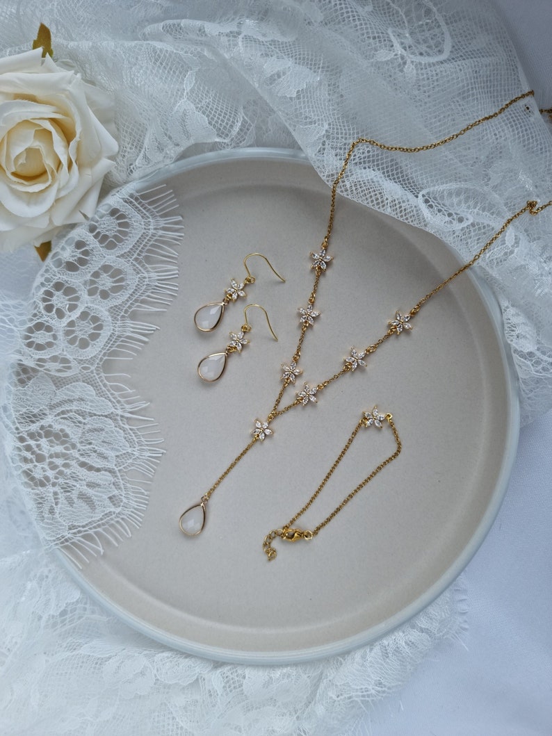 Braut Schmuckset mit Zirkonia Blumen und Tropfen gold-farben, Weiße Ohrringe Hängend, Armband, große Kette, Brautschmuck, Schmuck Hochzeit Bild 1