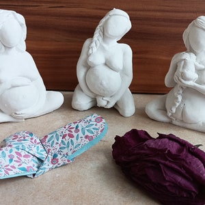 Sztuka narodzin - Ceramiczna statua kobiety w ciąży - Statua kobiety rodzącej - Statua urodzenia - Statua mamy i dziecka - Prezent dla mamy