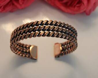 Handgjort vridet koppararmband: Justerbar manschett, elegant stil
