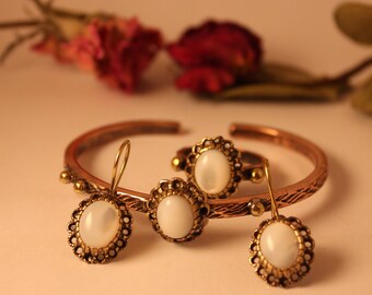 Conjunto de joyas de cobre macizo hecho a mano: anillo, pulsera y pendientes de nácar.