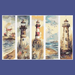 Op de afbeelding: Vier verschillende schilderijen van vuurtorens op een strand met een blauwe lucht en zee. Elke vuurtoren is in een andere kleur en stijl.