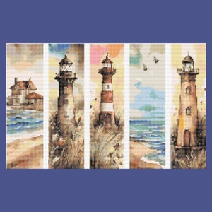 Könnte beinhalten: Vier Aquarelle von Leuchttürmen an einem Strand mit blauem Himmel und Meer. Jeder Leuchtturm hat eine andere Farbe und ein anderes Design.