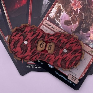 Contador de puntos de vida con rueda magnética de madera Tipsy Counter para juegos de rol, tráilers, cartas coleccionables, diseño de llamas y maná rojo