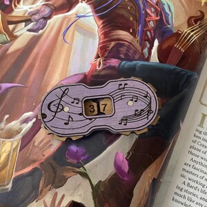 Contador de puntos de vida con rueda magnética de madera Tipsy Counter para juegos de rol, tráilers, cartas coleccionables, bardos y partituras musicales