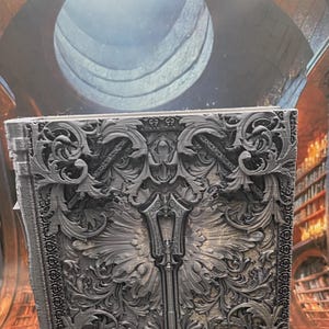 Clerc Tome – Boîte de rangement pour dés et cartes imprimés en 3D | Protection divine | PLA soie argent/gris