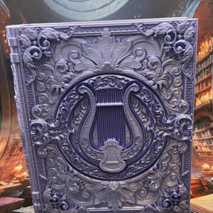 Tome de Barde – Boîte de rangement pour dés et cartes imprimés en 3D | Magie mélodique | PLA soie violette