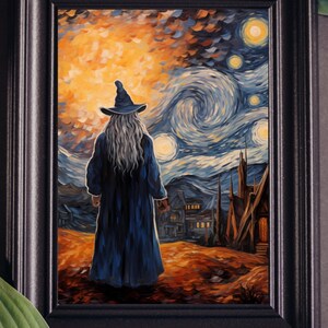 Könnte beinhalten: Ein Gemälde eines Zauberers, der vor einem sternenklaren Nachthimmel steht. Der Zauberer trägt eine blaue Robe und einen spitzen Hut. Der Himmel ist voller wirbelnder Wolken und Sterne. Das Gemälde ist im Stil von Vincent van Gogh gehalten.