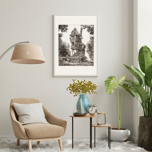 Puede incluir: Un dibujo en blanco y negro de una casa torcida en un marco, colgado en una pared blanca. La casa est&aacute; rodeada de &aacute;rboles y se encuentra sobre un fondo blanco. El dibujo est&aacute; en un marco blanco con un paspart&uacute; blanco.