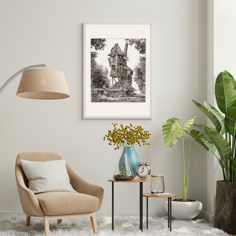 Puede incluir: Un dibujo en blanco y negro de una casa torcida en un marco, colgado en una pared blanca. La casa est&aacute; rodeada de &aacute;rboles y se encuentra sobre un fondo blanco. El dibujo est&aacute; en un marco blanco con un paspart&uacute; blanco.