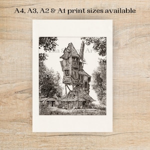 Puede incluir: Un dibujo en blanco y negro a pluma y tinta de una casa torcida con un peque&ntilde;o cobertizo en primer plano. El dibujo est&aacute; sobre un fondo blanco y el texto "A4, A3, A2 & A1 print sizes available" est&aacute; en la parte superior de la imagen.