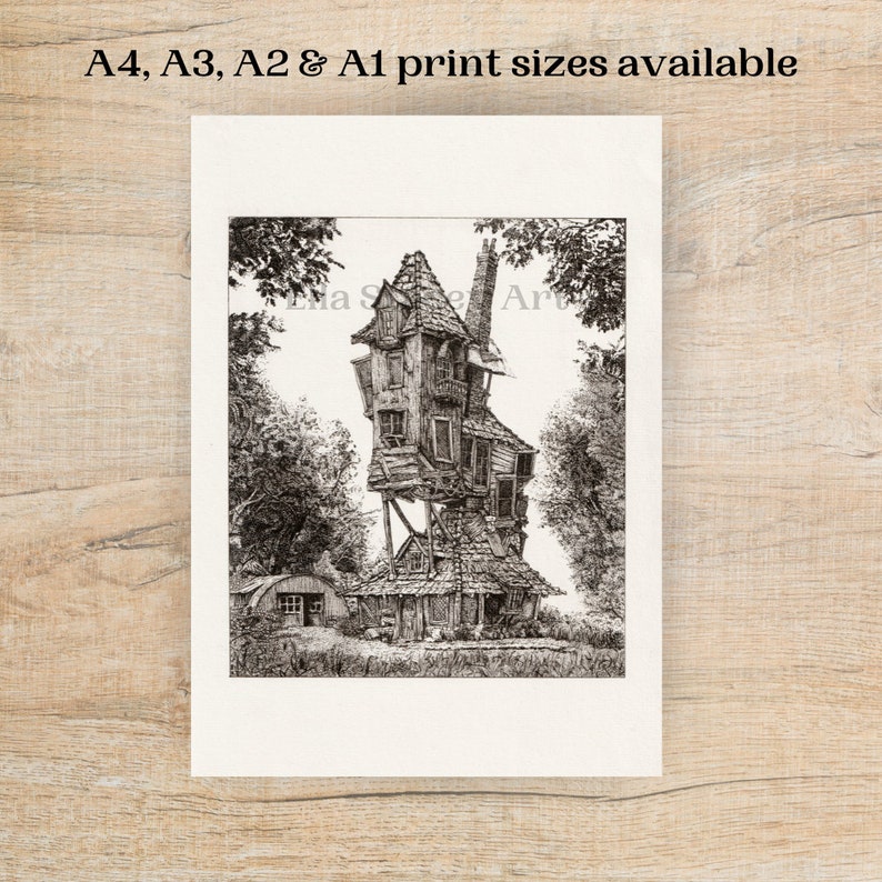 Puede incluir: Un dibujo en blanco y negro a pluma y tinta de una casa torcida con un peque&ntilde;o cobertizo en primer plano. El dibujo est&aacute; sobre un fondo blanco y el texto "A4, A3, A2 & A1 print sizes available" est&aacute; en la parte superior de la imagen.