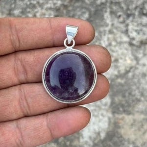 Colgante de amatista en plata de ley, con trabajo artesanal de alambre, joyería mística con piedras preciosas.