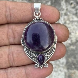 Colgante de amatista en plata de ley, con trabajo artesanal de alambre, joyería mística con piedras preciosas.