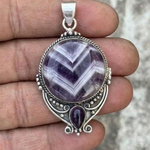 Colgante de amatista en plata de ley, con trabajo artesanal de alambre, joyería mística con piedras preciosas.