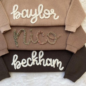 Personalisierter Baby-Namenspullover Handbestickter Strick-Namenspullover für Kinder Maßgeschneiderter Strickpullover für Kleinkinder Neugeborenes Geschenk handgemachter Pullover Bild 1