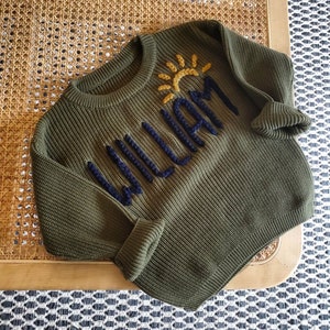 Pull personnalisé prénom bébé en tricot avec prénom brodé à la main pour enfant Pull en tricot personnalisé pour bébé Cadeau nouveau-né pull fait main image 6