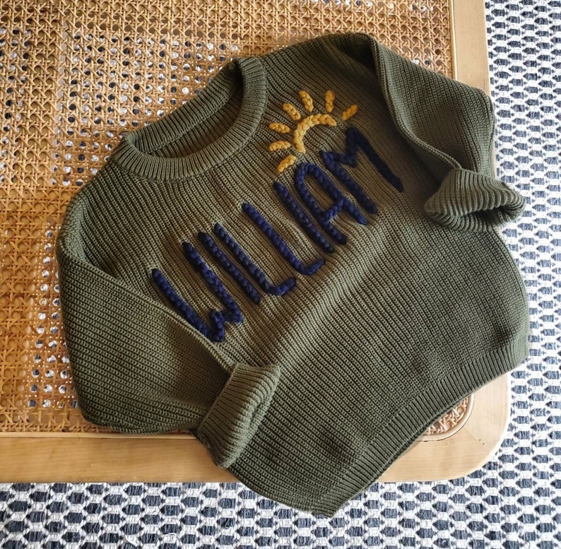 Pull personnalisé prénom bébé en tricot avec prénom brodé à la main pour enfant Pull en tricot personnalisé pour bébé Cadeau nouveau-né pull fait main image 6