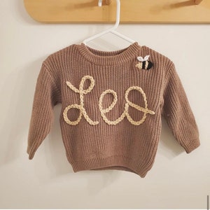 Pull personnalisé prénom bébé en tricot avec prénom brodé à la main pour enfant Pull en tricot personnalisé pour bébé Cadeau nouveau-né Cadeau fête des mères image 8