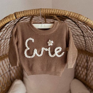 Pull personnalisé prénom bébé en tricot avec prénom brodé à la main pour enfant Pull en tricot personnalisé pour bébé Cadeau nouveau-né Cadeau fête des mères image 10