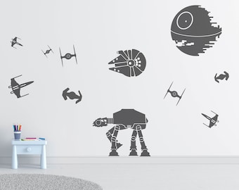Puede incluir: Pegatinas de pared grises oscuras que representan naves espaciales y elementos de Star Wars, incluyendo la Estrella de la Muerte, el Halcón Milenario, el caminante AT-AT y cazas estelares. Decoración mural con temática espacial.