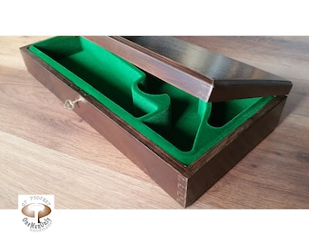 Caja para revólver y accesorios, de madera, aceitada.