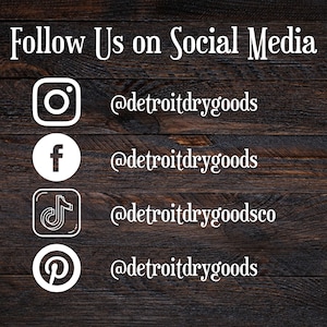 K&ouml;nnte beinhalten: Folge Detroit Dry Goods in den sozialen Medien. Instagram-, Facebook-, TikTok- und Pinterest-Symbole mit den entsprechenden Benutzernamen.