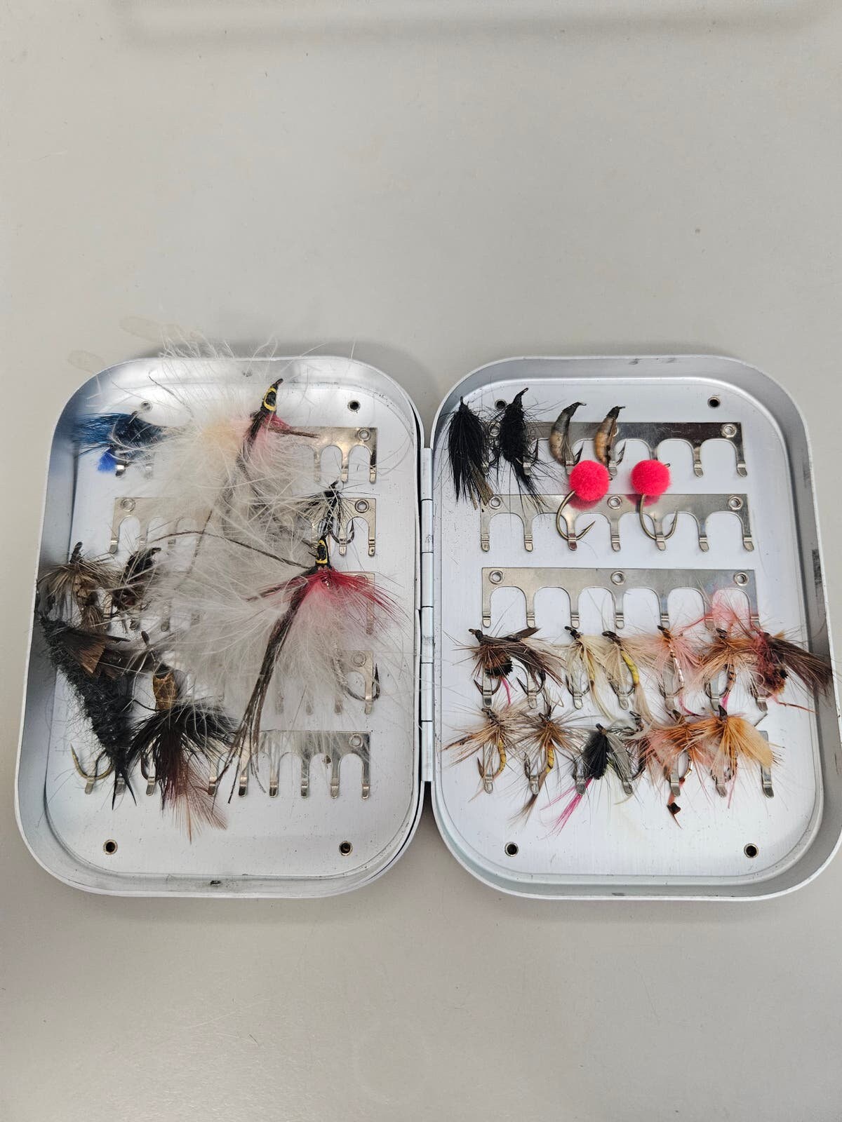 Recent years Wheatley Fly Box With 70 Flies ***