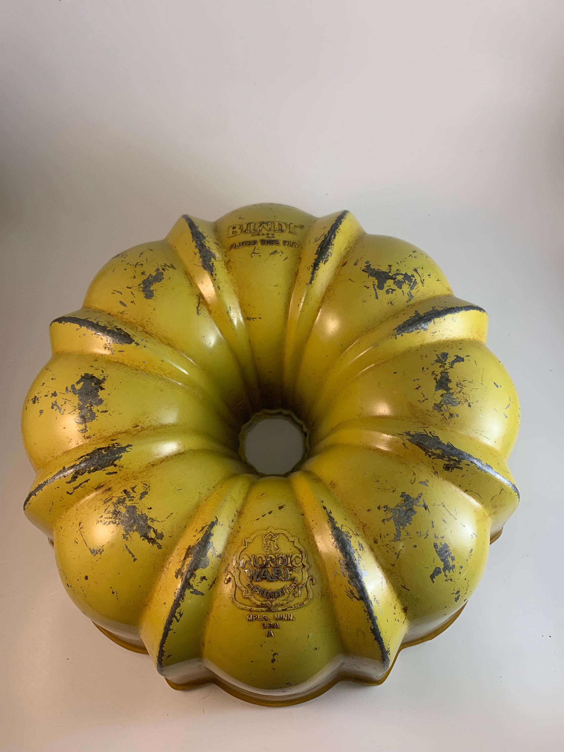 Awesome Retro Yellow Ombre Bundt Cake Pan, 12 Cup Cast Aluminum Bundt Brand  Fluted Tube Pan by Nordicware Retro Yellow Kitchen Decor 