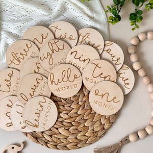Disques jalons mensuels | Bonjour signe du monde | Accessoire de photographie nouveau-né | Cartes de marqueur de mois de bébé en bois | Jalons mensuels en bois gravé