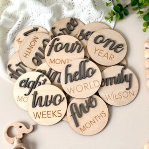 Cartes de marqueurs de mois de bébé en bois | Accessoires photo bébé par mois | Cartes d’étape de lettre 3D | Cadeau unique pour les nouveaux parents | Accessoires de première année