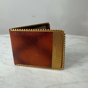 Cartera vintage de cuero marrón de dos pliegues para hombre con detalles en latón