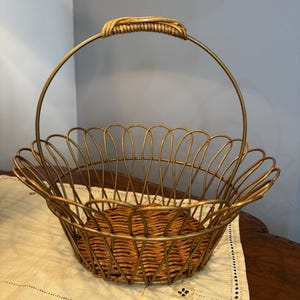 Vintage Round Metal Gold Wire and Wicker Bottom and Handle Basket, Fruit Basket, Holiday, Kitchen, Display, Decorating Basket, Egg Basket
